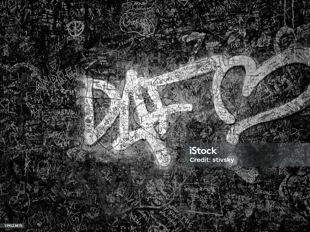 Граффити стена-Зернистый - Стоковые фото Граффити роялти-фри