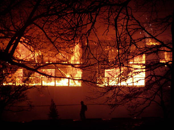 fireman'devant le bâtiment de brûler - clemson photos et images de collection