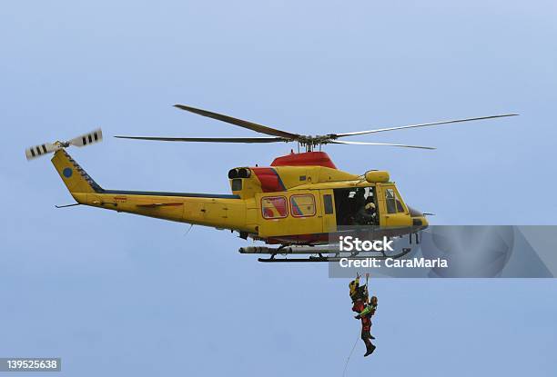 Helicóptero De Resgate Por - Fotografias de stock e mais imagens de Helicóptero - Helicóptero, Resgate, Pendurar