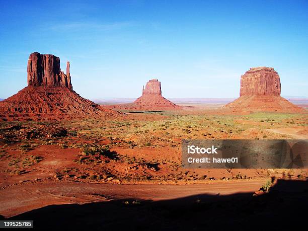 Photo libre de droit de Monument Valley banque d'images et plus d'images libres de droit de Bleu - Bleu, Chaleur, Ciel