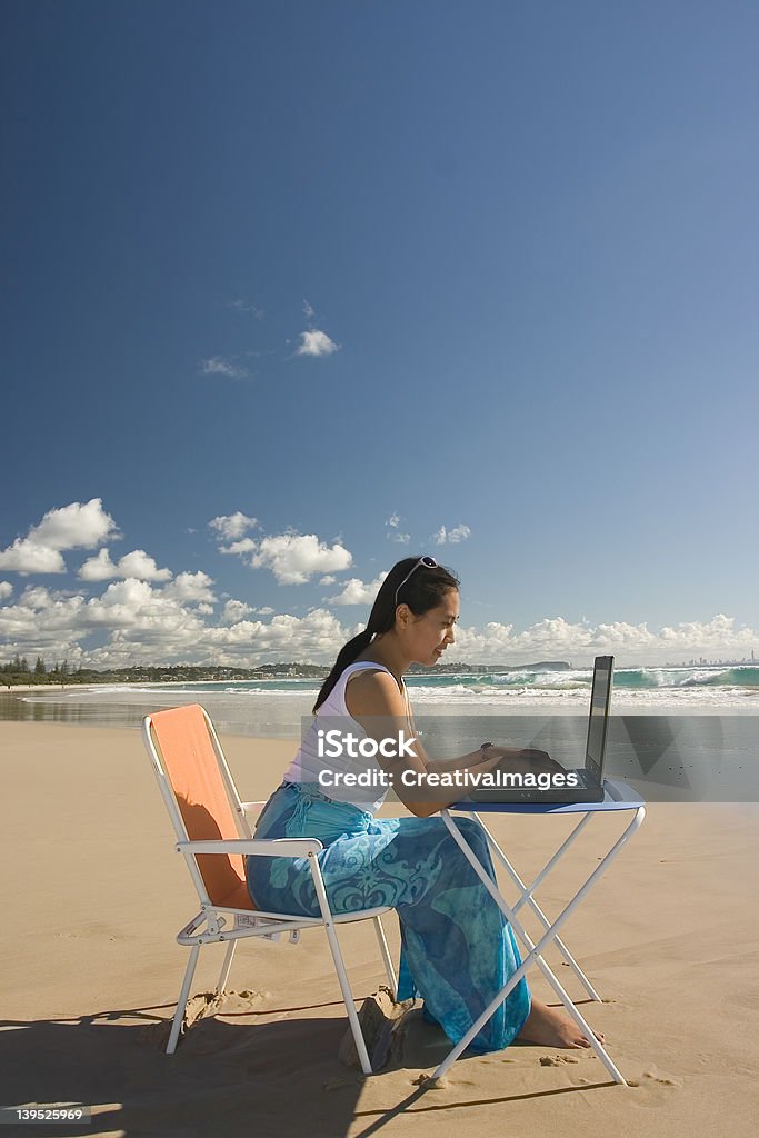 Asiatische Frau mit Laptop - Lizenzfrei Arbeiten Stock-Foto