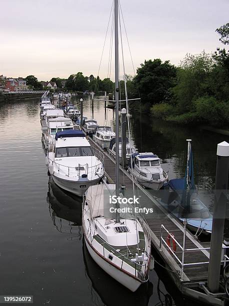 Teddington Lock Moorings Stockfoto und mehr Bilder von Anlegestelle - Anlegestelle, Auf dem Wasser treiben, Bootssteg