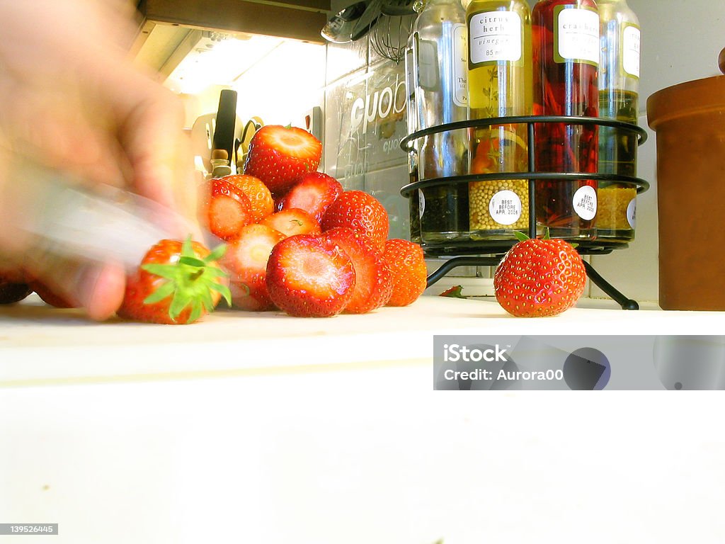 Cortando fresas - Foto de stock de Afilado libre de derechos
