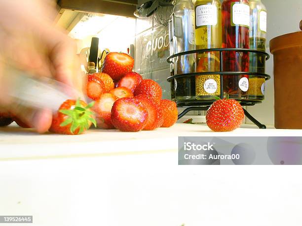 Cortando Fresas Foto de stock y más banco de imágenes de Afilado - Afilado, Alimento, Azúcar