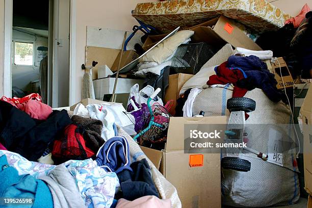 En El Arrojar Basura Foto de stock y más banco de imágenes de Colchón - Colchón, Viejo, Basura