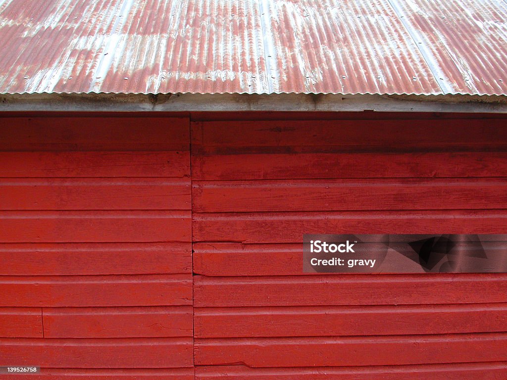 Rojo Barn con oxidadas de estaño en el último piso - Foto de stock de Cartón ondulado libre de derechos