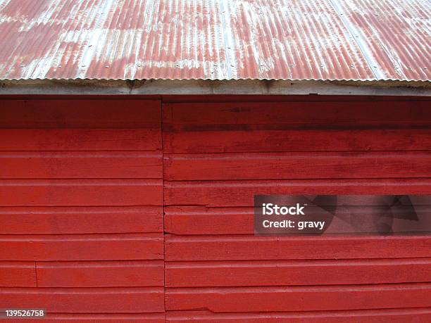 Rojo Barn Con Oxidadas De Estaño En El Último Piso Foto de stock y más banco de imágenes de Cartón ondulado - Cartón ondulado, Establo, Establo rojo