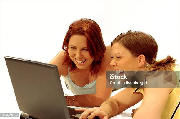 Mulher Feliz No Computador - Fotografias de stock e mais imagens de Adolescente - Adolescente, Adulto, Amizade