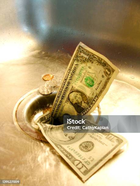 Money Down The Drain Foto de stock y más banco de imágenes de 10-11 años - 10-11 años, Agua, Billete de banco