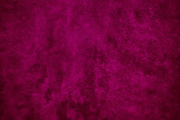 фиолетовый красный винтажный фон. окрашенный фон стены с пространством для дизайна. тонированная темно-пурпурная шероховатая поверхность. - sign dirty plaster red стоковые фото и изображения