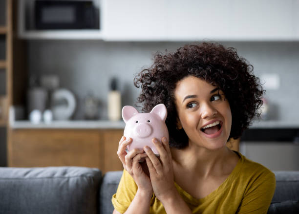 femme prête à ouvrir sa tirelire - economise photos et images de collection