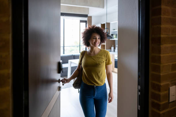 donna alla porta che esce di casa - partire foto e immagini stock