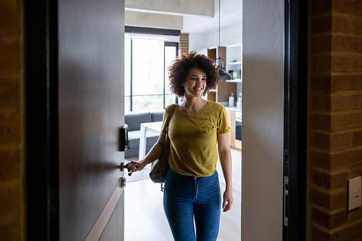 istock Woman at the door leaving her house 1395273090