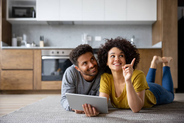 para myśli o dekoracji swojego domu za pomocą aplikacji na tablecie - home remodeling zdjęcia i obrazy z banku zdjęć