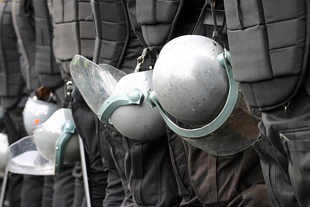 força policial - police helmet imagens e fotografias de stock