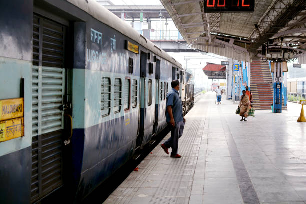 treni passeggeri 
siliguri, india 25 aprile 2022: un treno passeggeri in piedi alla nuova stazione di jalpaiguri, che è il nodo ferroviario più grande e più trafficato dell'india nord-orientale. - railroad junction foto e immagini stock