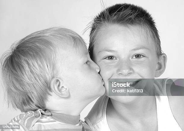 Irmãos Ix - Fotografias de stock e mais imagens de Abraçar - Abraçar, Camisas, Criança