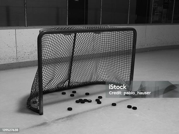 Trabaje Bums Foto de stock y más banco de imágenes de Hockey sobre hielo - Hockey sobre hielo, Bolardo, Competición