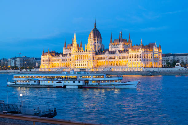 ungarisches parlament, donaudamm, budapest, ungarn, europa - budapest danube river river hungary stock-fotos und bilder