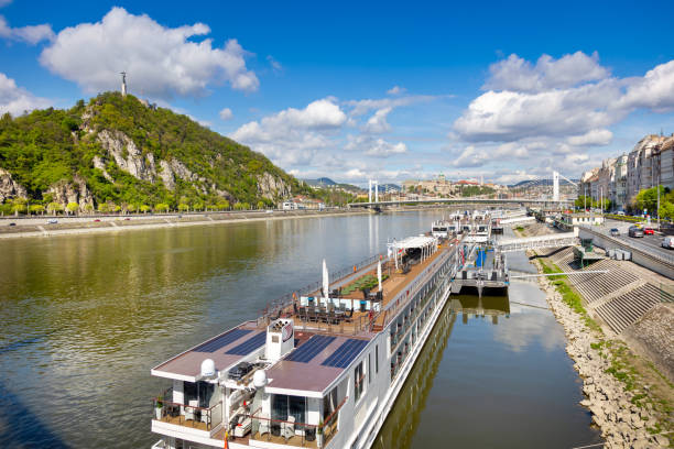 mont gellert avec citadelle, danube, budapest, hongrie - budapest danube river cruise hungary photos et images de collection