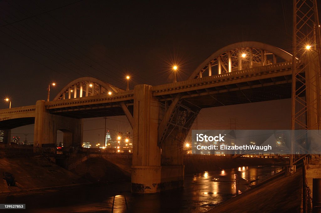 Sesta strada sul ponte sul Fiume Los Angeles - Foto stock royalty-free di Ambientazione esterna