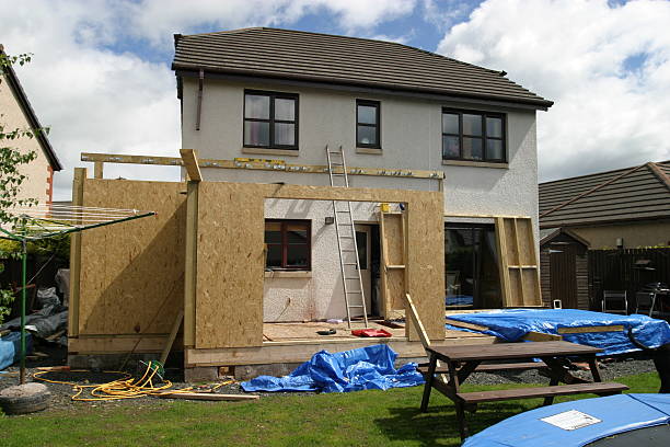 House extension 2 A modern home with an extension being built home extension stock pictures, royalty-free photos & images