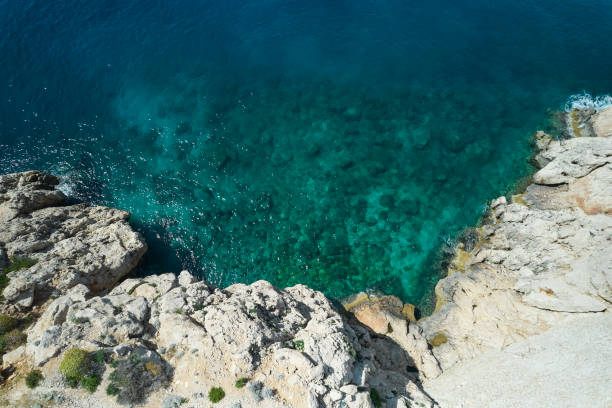 istock Aerial view of waves splashing on beach 1395295032