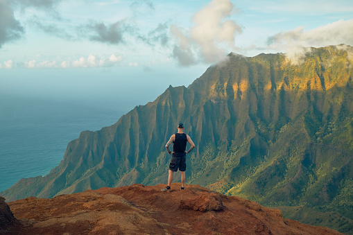 Hombre con vistas a las montañas hawaianas Na Pali photo