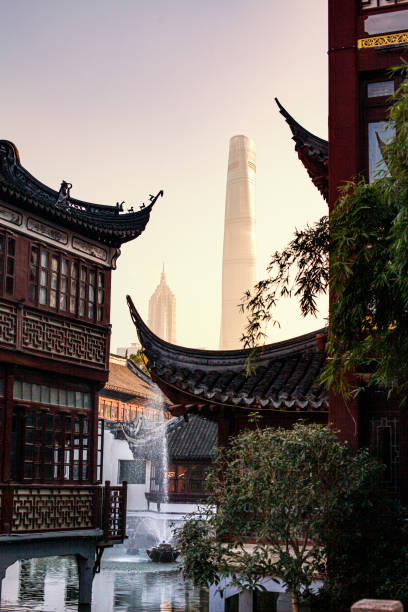 上海の近代的な超高層ビルは、yu gardenの伝統的な建物と対照的でした - shanghai tower ストックフォトと画像