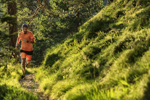 sendero del hombre corriendo en la montaña: los dolomitas - sella pass fotografías e imágenes de stock