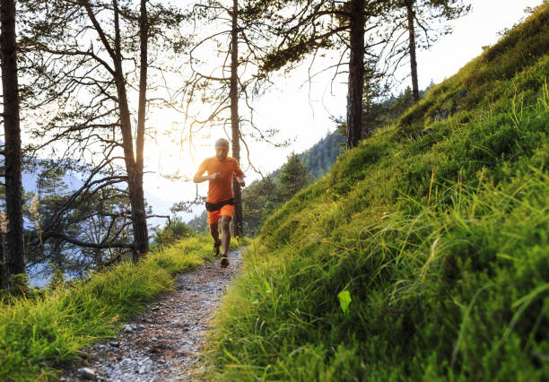 sendero del hombre corriendo en la montaña: los dolomitas - sella pass fotografías e imágenes de stock