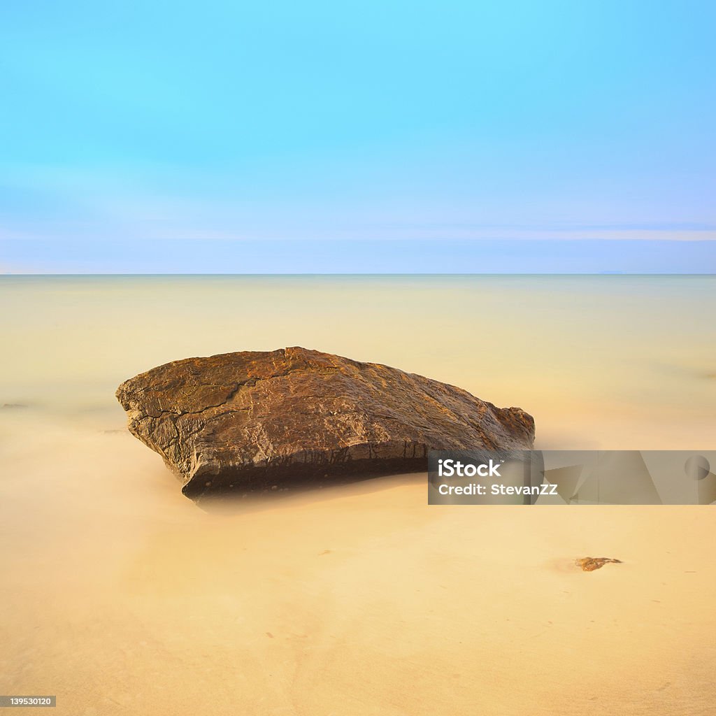 Flat rock numa Praia dourada. Exposição Longa. - Royalty-free Ao Ar Livre Foto de stock