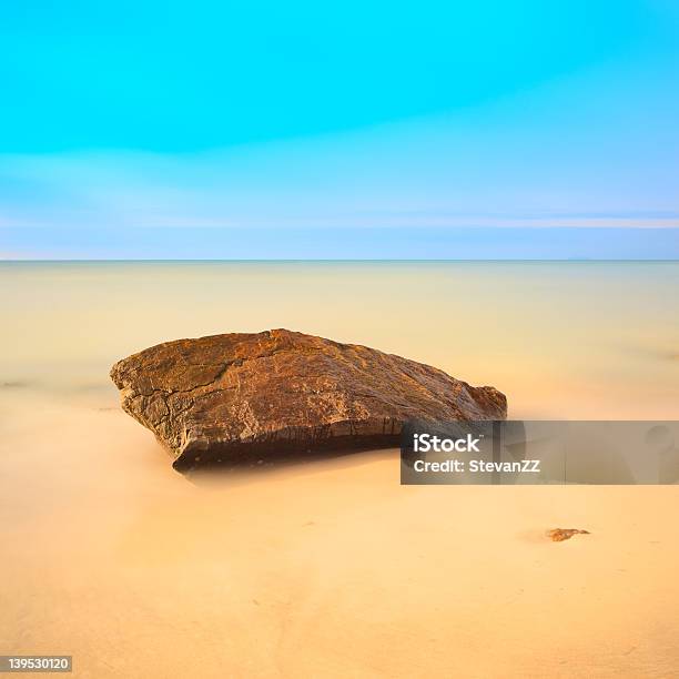Flat Rock Numa Praia Dourada Exposição Longa - Fotografias de stock e mais imagens de Ao Ar Livre - Ao Ar Livre, Areia, Cena de tranquilidade