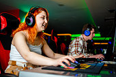 weibliche-gamer-spielen-esports.jpg?b=1&s=170x170&k=20&c=9i69W72Yxt3n1gpc2fB8QZDzSIWogF95KQfXPcwzgH4=