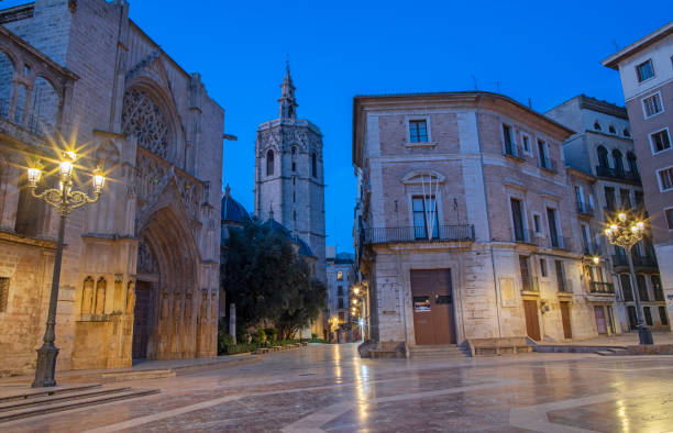 walencja - plac plaza de mare de deu z katedrą o zmierzchu - valencia cathedral zdjęcia i obrazy z banku zdjęć