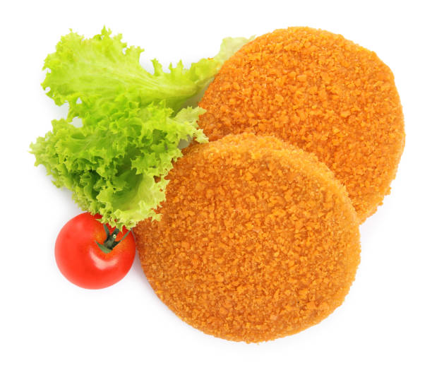 ungekochte panierte schnitzel, tomaten und salat auf weißem hintergrund, draufsicht. frisch gefrorenes halbzeug - schnitzel cutlet meat isolated on white stock-fotos und bilder