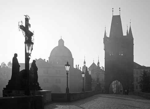 Praga puente de carlos en la niebla de la mañana photo