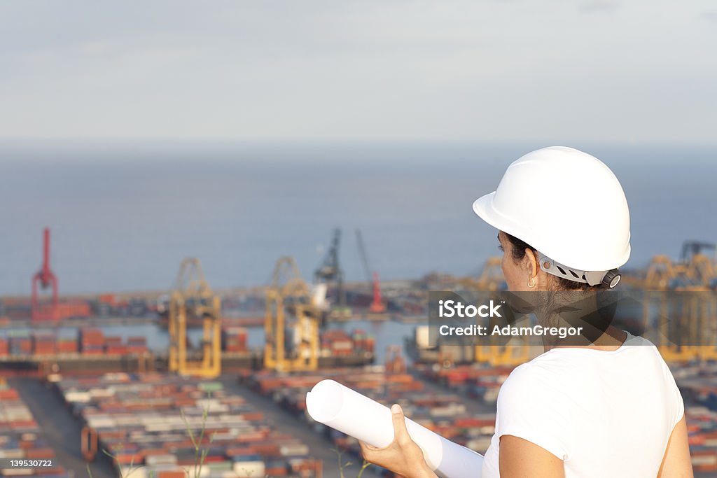 Ingenieur looks im Hafen - Lizenzfrei Arbeiten Stock-Foto