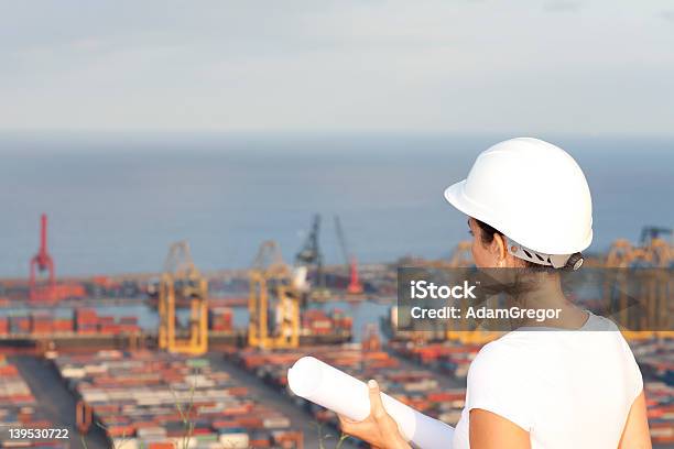 Ingenieur Looks Im Hafen Stockfoto und mehr Bilder von Arbeiten - Arbeiten, Arbeitssicherheit, Arbeitsstätten