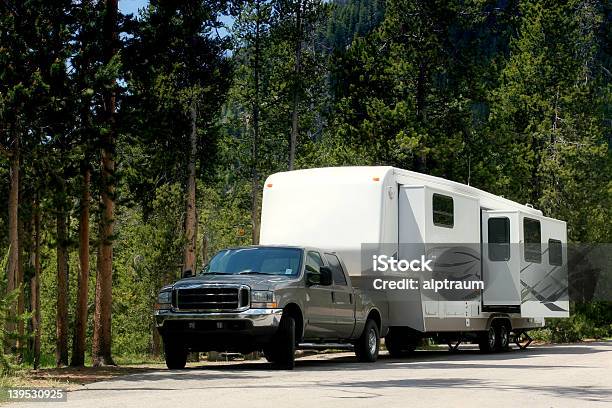 캠퍼 트레일러 In 옐로스톤 여행용 트레일러에 대한 스톡 사진 및 기타 이미지 - 여행용 트레일러, 픽업 트럭, 차량 트레일러