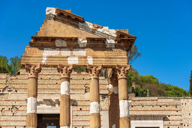 capitolium roman temple lub tempio capitolino - brescia lombardy włochy - ancient rome text latin script roman zdjęcia i obrazy z banku zdjęć