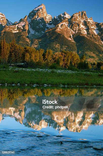 Photo libre de droit de Grand Teton banque d'images et plus d'images libres de droit de Chaîne de montagnes - Chaîne de montagnes, Contemplation, Fleuve et rivière