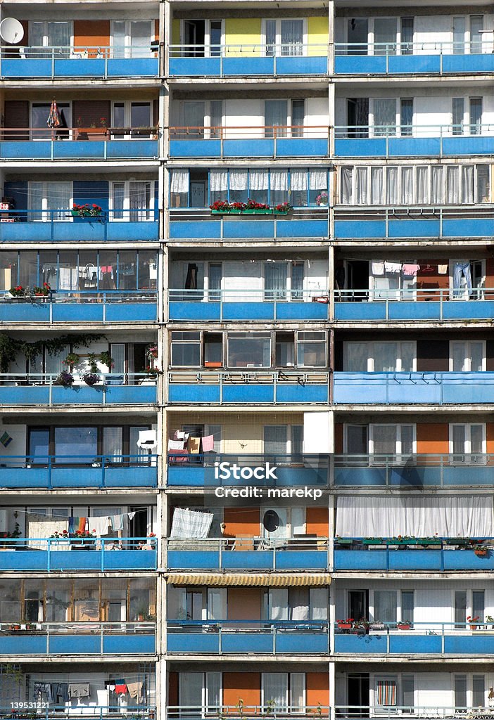 Filas de BALCONES-multitud - Foto de stock de Balcón libre de derechos