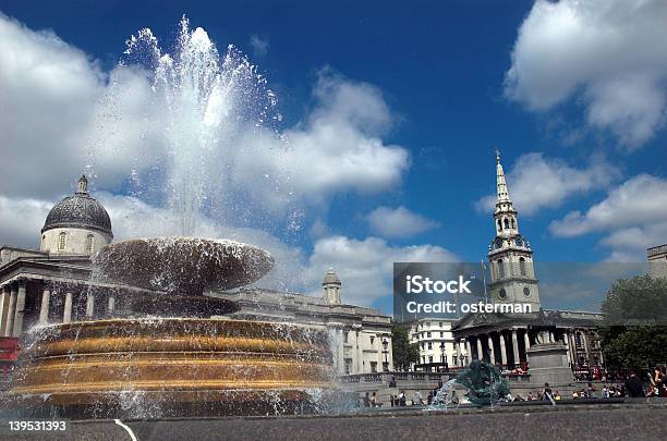 Springbrunnen Am Trafalgar Square Stockfoto und mehr Bilder von Architektonische Säule - Architektonische Säule, Architektur, Britische Kultur