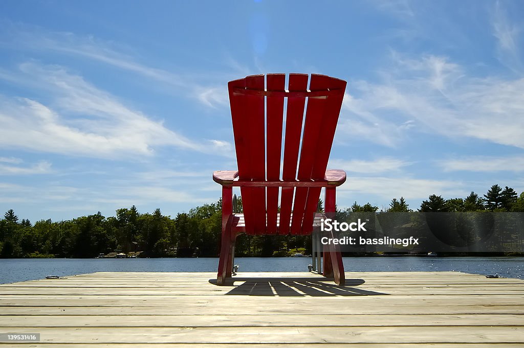 赤い椅子がデッキの横 - オンタリオ州バリーのロイヤリティフリーストックフォト