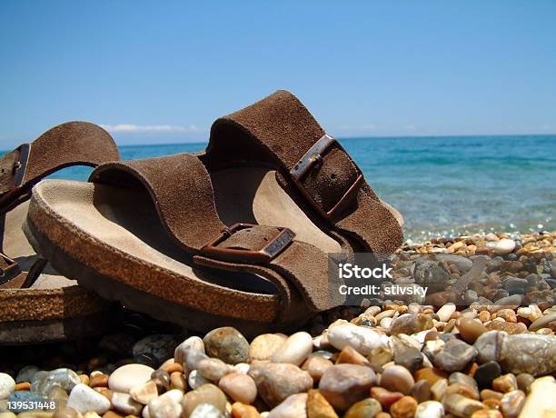 Photo libre de droit de Sandles Sur La Plage banque d'images et plus d'images libres de droit de Angle - Angle, Au loin, Bleu