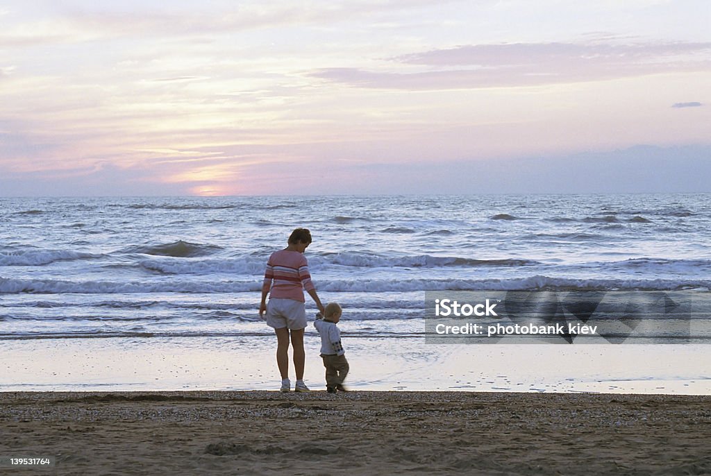 Mutter und Kind an einem Strand - Lizenzfrei Abenddämmerung Stock-Foto