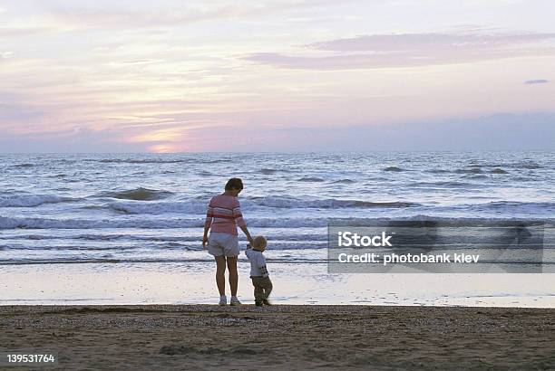 Mutter Und Kind An Einem Strand Stockfoto und mehr Bilder von Abenddämmerung - Abenddämmerung, Baby, Beide Elternteile