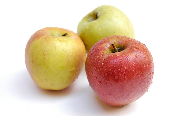 wet äpfel ii - three objects three people three animals apple stock-fotos und bilder