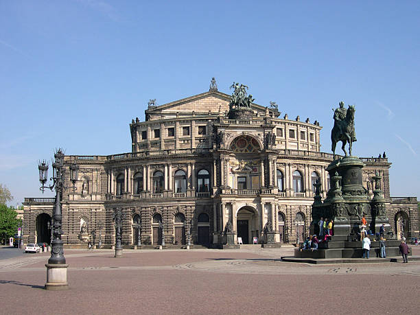 semperoper w drezno, niemcy - opera house semper opera house statue theaterplatz zdjęcia i obrazy z banku zdjęć